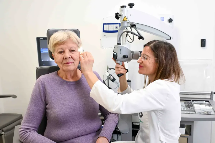 Ekipa zdravnikov specialistov in avdiologov