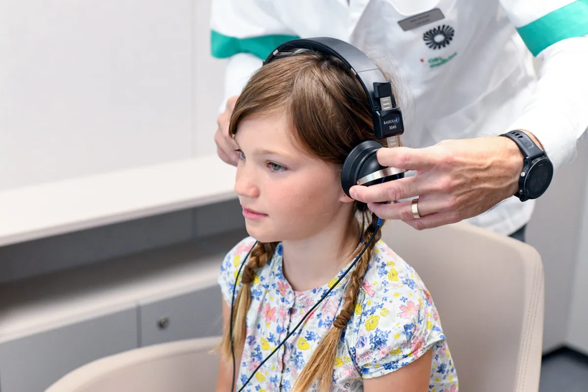 Slušni aparati za otroke — pregled ušes